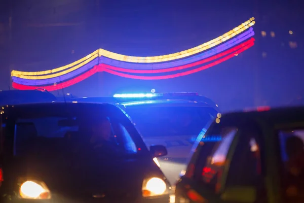 Polizeiauto im Nachtverkehr mit Nebel und russischer Flagge weiß-blau-rot — Stockfoto