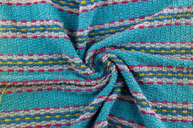 Buruşuk turkuaz havlu ve kıvrık kıvrımlar.