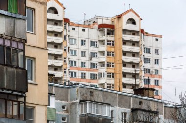 Farklı boylarda ve yaşlarda çok katlı çirkin Rus binaları.