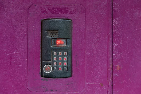 Domofon na starej, malowanej różowej powierzchni stalowej z klawiaturą, cyfrowym wyświetlaczem i czujnikiem rfid do wywoływania zbliżeń — Zdjęcie stockowe