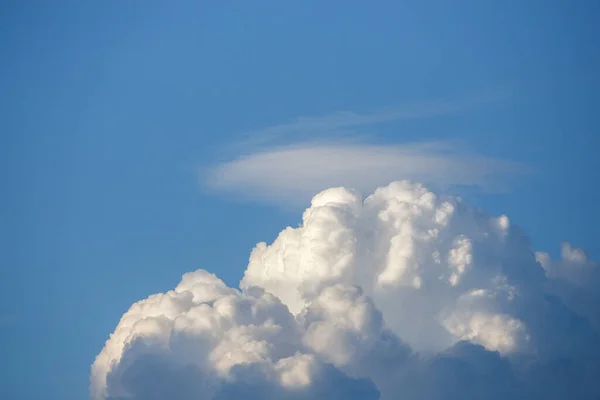 เมฆสะสมบนพื้นหลังฟ้าสีฟ้า ใกล้ชิด — ภาพถ่ายสต็อก