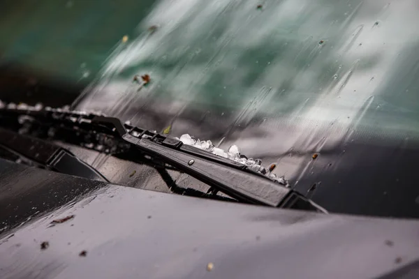 Pequenas bolas de gelo granizo no capô do carro preto após a tempestade de verão pesado — Fotografia de Stock