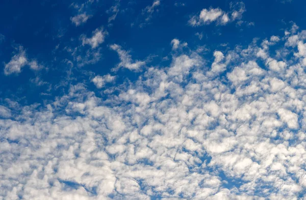 Weiße Abend Altocumulus Wolken auf blauem Himmel Vollbild-Hintergrund — Stockfoto