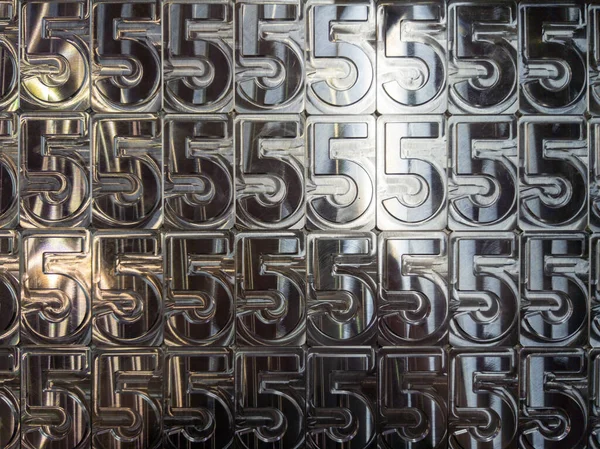 Γυαλιστερό μέταλλο επεξεργασμένο ψηφίο 5 πλάκες πλακάκια σφιχτά - πλήρες πλαίσιο φόντο — Φωτογραφία Αρχείου