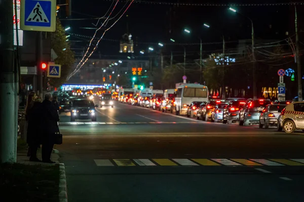 TULA, RUSIA - 16 DE OCTUBRE DE 2018: ciudadanos esperan señal para cruzar la perspectiva central por la noche a la luz del tráfico — Foto de Stock