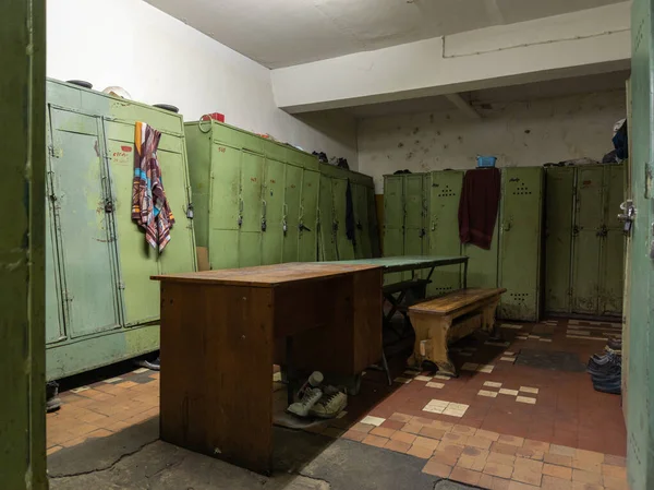 Vecchio spogliatoio sporco in fabbrica sovietica — Foto Stock