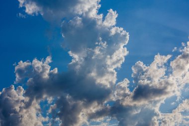 Mavi arkaplanda beyaz c kümülüs bulutları