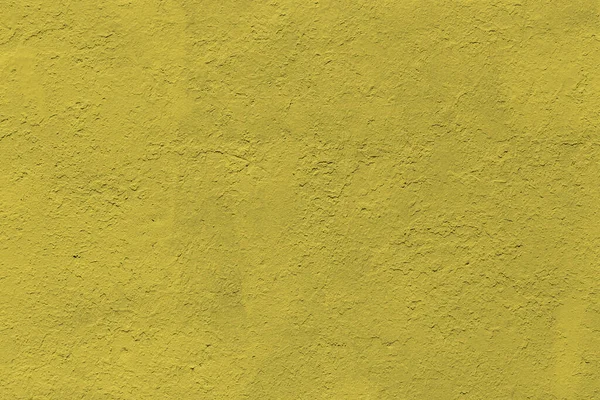 Fondo y textura de superficie plana gruesa pintada de color amarillo mate bajo la luz solar directa —  Fotos de Stock