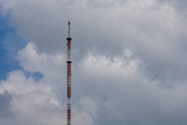 Bulutlu gökyüzü arka planında yüksek metal çerçeve televizyon kulesi