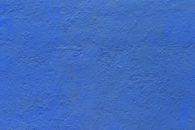 Düz, kalın, mavi bir yüzeyin arka planı ve dokusu doğrudan güneş ışığı altında.