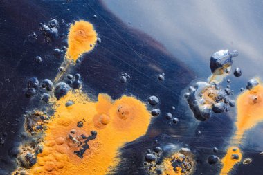 mavi araba yüzeyinde paslanmış seçici bir odak ile yakın plan