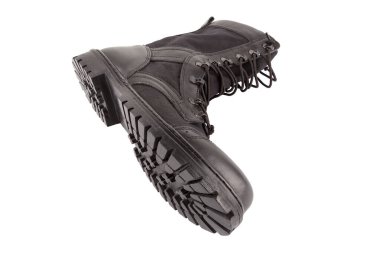 Beyaz arka planda izole edilmiş, yan yatmış yeni siyah hafif askeri bot.