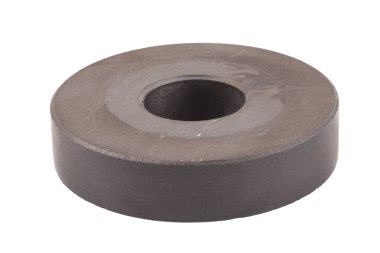 halka kalıcı mıknatısı beyaz arkaplanda izole edildi