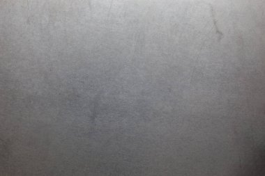 Birkaç küçük çizikle kaplanmamış, düz, yuvarlanmış çelik bir yüzey. Kompozisyonun tam üstüne yaklaş.