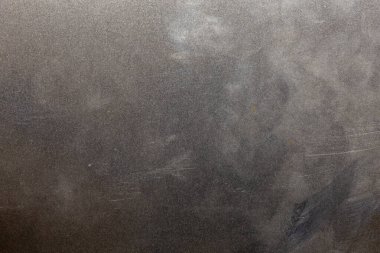 Küçük çiziklerle kaplı, kaplanmamış, düz, yuvarlanmış çelik bir yüzey. Kompozisyonun tam üstüne yaklaş.