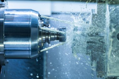 Endüstriyel ıslak değirmenlerin basınçlı soğutucu akışı ve donmuş sıçramalarla dikey fotoğrafı.