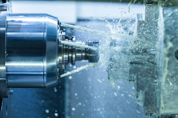 Foto verticale del processo di macinazione industriale a umido con flusso di refrigerante sotto pressione e spruzzi congelati — Foto Stock