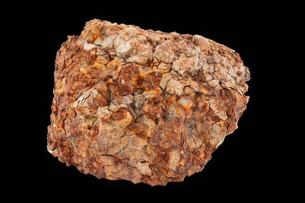 Gran pieza de mineral de hierro ferroso metalúrgico aislado sobre fondo negro — Foto de Stock