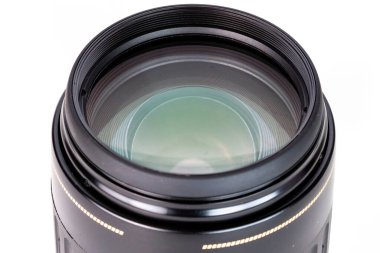Beyaz arkaplanda eski DSR telefoto lenslerinin yakın plan görüntüsü