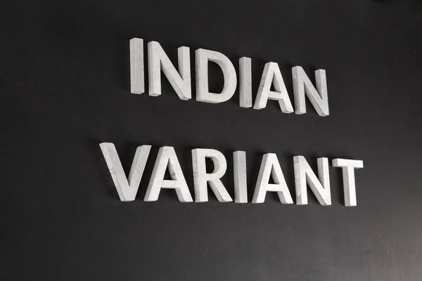Düz mat siyah yüzey üzerine gümüş metal harflerle yazılmış Hint versiyonu eğimli görünüm — Stok fotoğraf