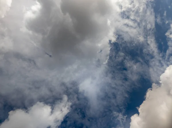 Драматические кучевые облака на темно-синем фоне неба, полный кадр вверх зенита зрения — стоковое фото