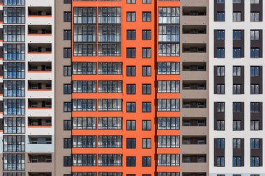 Birden fazla balkonu ve penceresi olan yeni yüksek katlı apartman duvarının tam çerçeve arkaplanı