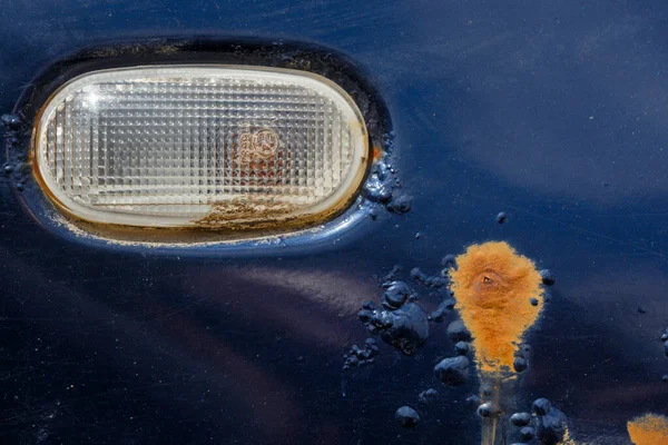Paslı mavi araba kanadı seçici odaklı lambayı yakın çekimde döndürüyor. — Stok fotoğraf