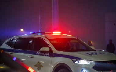 Tula, Rusya - 9 Mayıs 2021: Gece yolundaki çatısı kırmızı ve mavi siren ışığına sahip yol polis arabası