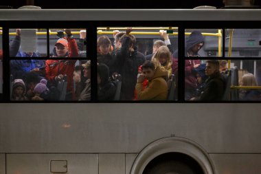 Tula, Rusya - 9 Mayıs 2021: Bahar gecesi beyaz halk otobüsündeki kalabalık, dışarıdan bakan