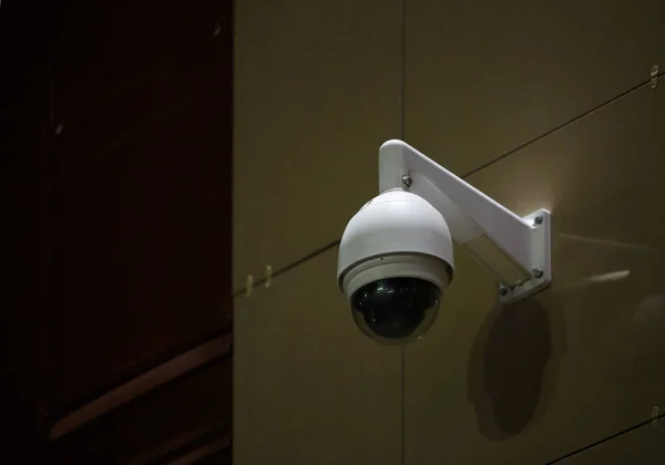 360 stopni kula nadzoru kamery bezpieczeństwa na ścianie budynku w nocy — Zdjęcie stockowe
