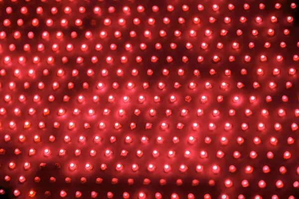 Billig utomhus röd skärm ledd panel med individuella dioder, full frame närbild med selektivt fokus — Stockfoto