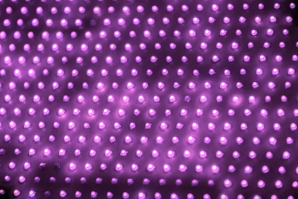 Olcsó kültéri lila képernyős panel egyedi diódákkal, teljes képkocka közeli kilátással, szelektív fókusszal — Stock Fotó
