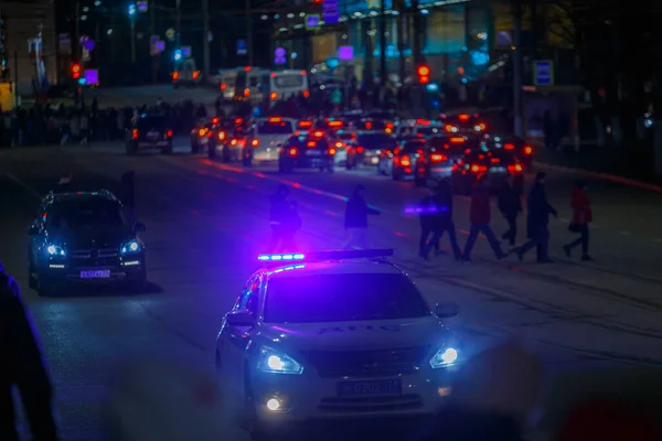 Tula, Russland - 9. Mai 2021: Auto der Verkehrspolizei mit eingeschaltetem roten und blauen Sirenenlicht auf dem Dach auf der nächtlichen Stadtstraße — Stockfoto