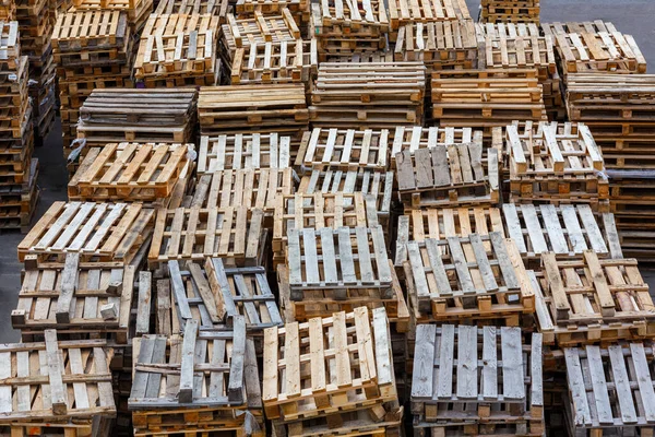 Fundo de quadro completo de pilhas de paletes de madeira usadas vista perspectiva de cima — Fotografia de Stock