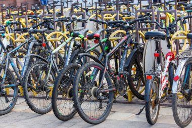 Tula, Rusya - 2 Ağustos 2021: Halka açık bisiklet parkında yaz güpegündüz birçok bisiklet sıralaması.