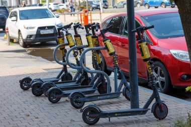 Tula, Rusya - 2 Ağustos 2021: Otoparkta kiralık elektrikli scooterlar. Şehre taşınmak için çevre dostu fransport.