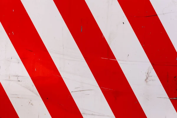 Röd och vit diagonal stag på platt stålplåt - försiktighet vägskylt — Stockfoto