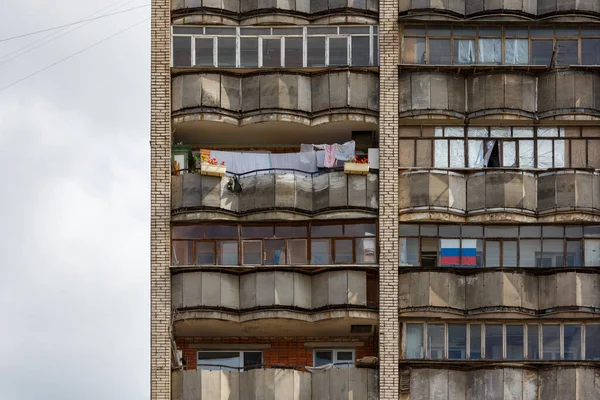 Típico edificio residencial de condominio de gran altura de ladrillo de silicato de mediados de Rusia — Foto de Stock