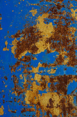 Paslı çelik tabakanın düz dokusu, iki kat soyulmuş boya, sarı ve mavi.