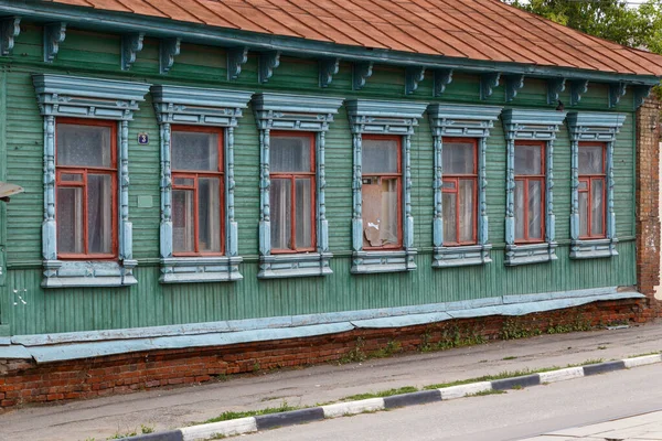 经典的俄国木制房子，有6个窗户，前景很差 — 图库照片