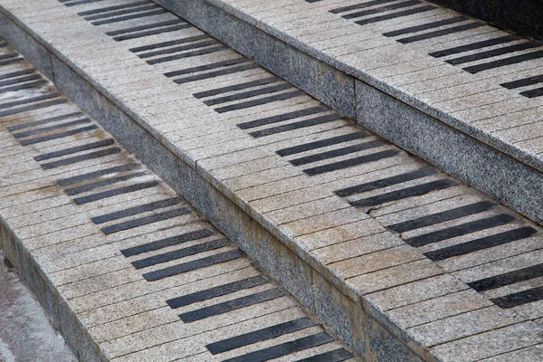 Общественные гранитные лестницы в стиле клавиш для фортепиано - вид крупным планом — стоковое фото