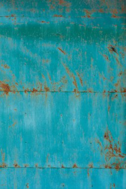 Turkuaz boyalı düz çelik levha çatlaklar ve pas lekeleriyle