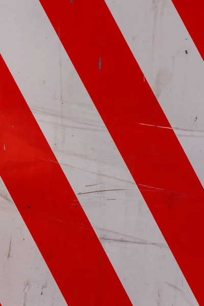 Röd och vit diagonal stag på platt stålplåt - försiktighet vägskylt — Stockfoto