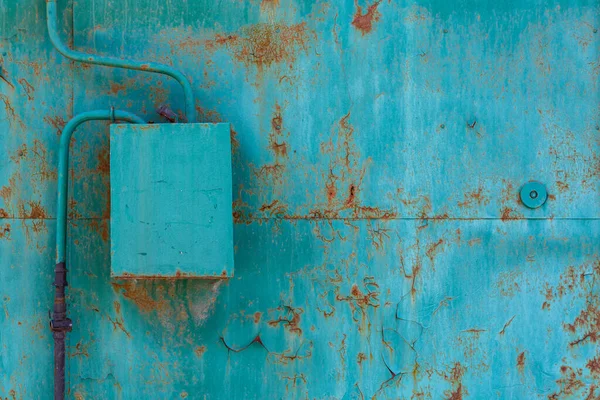 Lamiera di acciaio piana incrinata e arrugginita verniciata turchese con contatore del gas naturale e scatola del distributore — Foto Stock