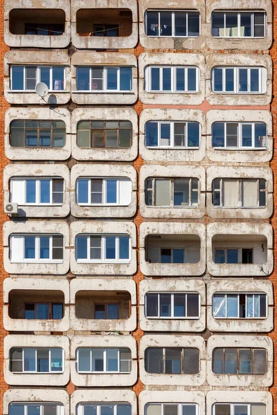 Marco completo fondo y textura de hormigón típico de mediados de Rusia y ladrillo edificio residencial condominio de gran altura — Foto de Stock