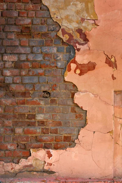 粉红石膏剥落在旧红砖墙面上，完整的框架结构和纹理 — 图库照片