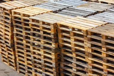 kullanılmış ahşap palet yığınları - yukarıdan perspektif görünümü