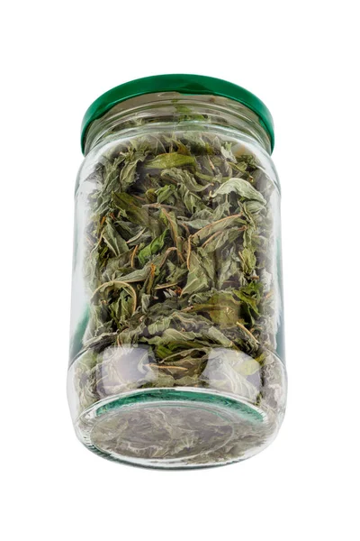 Закрита скляна банку з сушених натуральних листя м'яти ізольовані на білому фоні — стокове фото