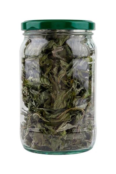 Vaso di vetro chiuso di foglie di menta naturale essiccate isolato su sfondo bianco — Foto Stock