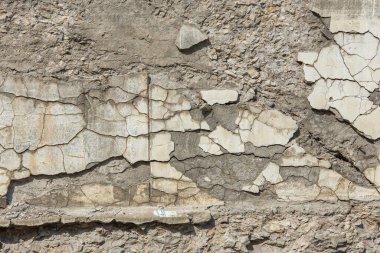 Doğrudan güneş ışığının altındaki çatlamış beton duvar tam çerçeve arkaplan ve doku
